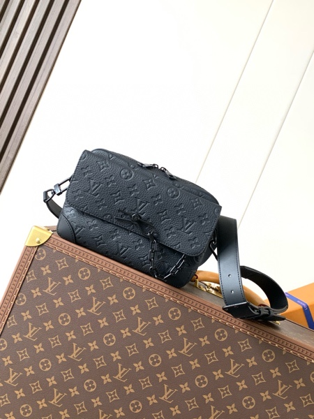 Steamer Messenger Bag M23742